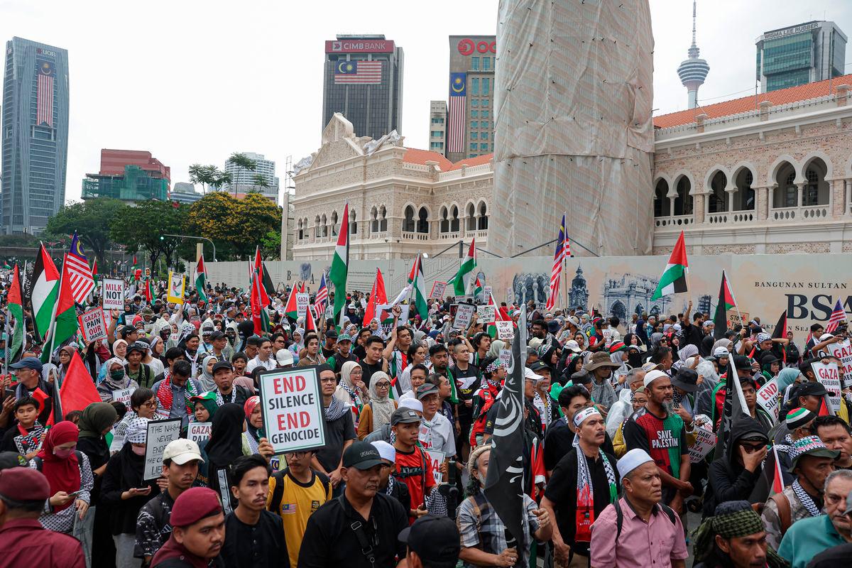 Ribuan peserta daripada gabungan pertubuhan bukan kerajaan (NGO), mahasiswa dan masyarakat awam berhimpun di Dataran Merdeka hari ini bagi menyertai Perhimpunan Malaysia Bangkit Untuk Gaza.
