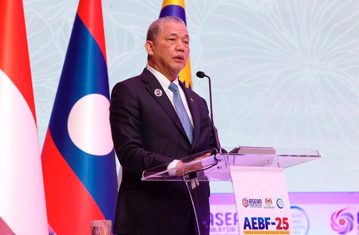 Timbalan Perdana Menteri merangkap Menteri Peralihan Tenaga dan Transformasi Air (PETRA) Datuk Seri Fadillah Yusof berucap pada penutup Forum Perniagaan Tenaga ASEAN Ke-25 (AEBF-25) di Pusat Konvensyen Kuala Lumpur (KLCC), hari ini. - BERNAMA