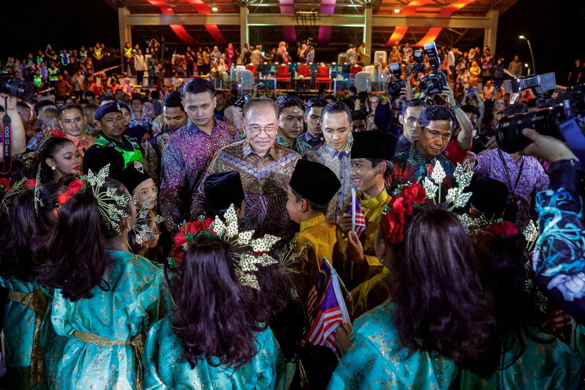 Prime Minister Datuk Seri Anwar Ibrahim mingled with attendees after the Opening Ceremony of the Malaysia Cultural Festival 2025 at Titiwangsa Lake Gardens last night. – BERNAMA