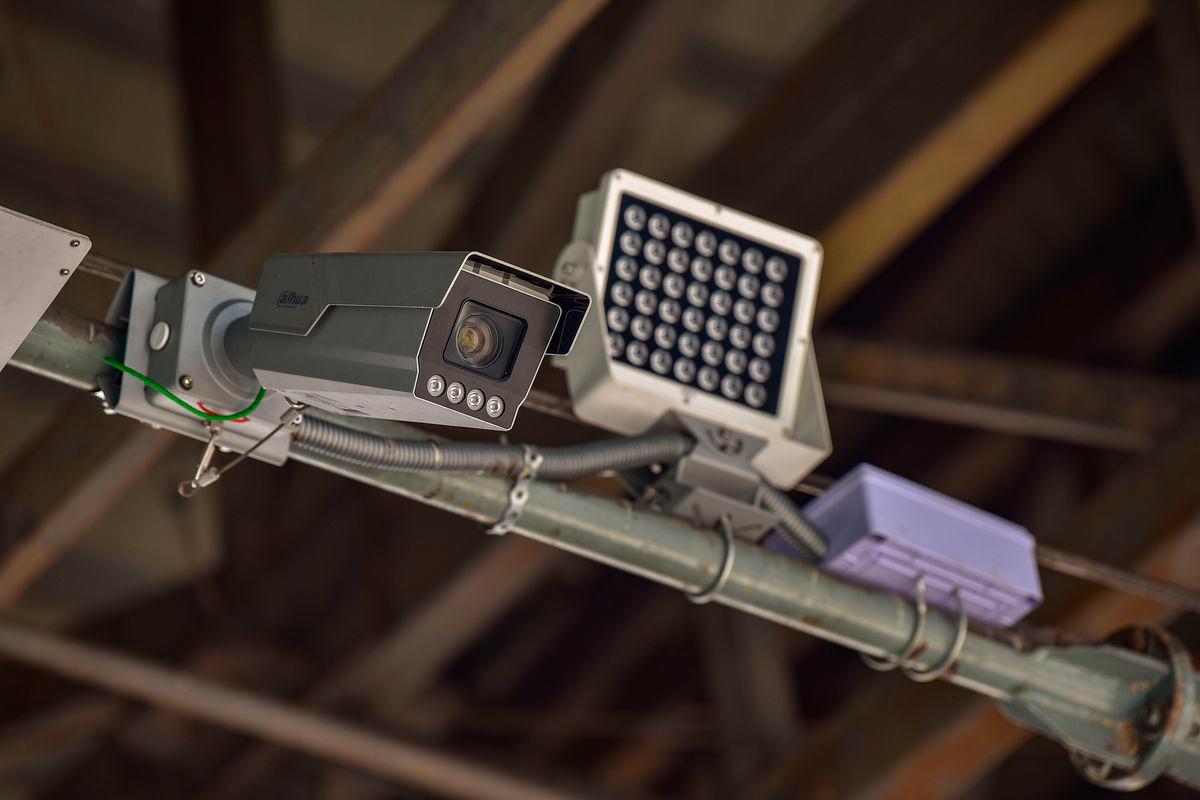 The ANPR system uses AI-powered high-definition cameras to identify vehicles and charge toll fees, with no boom gates and no dedicated lanes required. – BERNAMAPIC