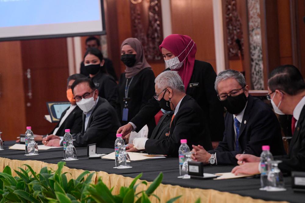 Perdana Menteri Datuk Seri Ismail Sabri Yaakob (tengah) ketika sesi Majlis Menandatangani Memorandum Persefahaman Transformasi Dan Kestabilan Politik Di Antara Kerajaan Persekutuan Dan Pakatan Harapan di Bangunan Parlimen pada Sept 13,2021 - BERNAMApix