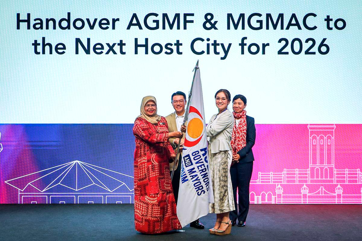 Housing and Local Government Minister Nga Kor Ming (second, left) and Secretary General of United Cities and Local Governments Asia-Pacific (UCLG ASPAC), Dr Bernadia Irawati Tjandradewi (right), witness the handover ceremony of the ASEAN Sustainable Urbanisation Forum (ASUF) flag from Mayor of Kuala Lumpur Datuk Seri Dr Maimunah Mohd Sharif (left) to Vice Mayor of Manila Angela Lei Atienza Valdepenas (second, right) at the closing ceremony of ASUF, the ASEAN Governors and Mayors Forum (AGMF), and the Meeting of Governors and Mayors of ASEAN Capitals (MGMAC) 2025, at the Kuala Lumpur Convention Centre (KLCC), today. - BERNAMA