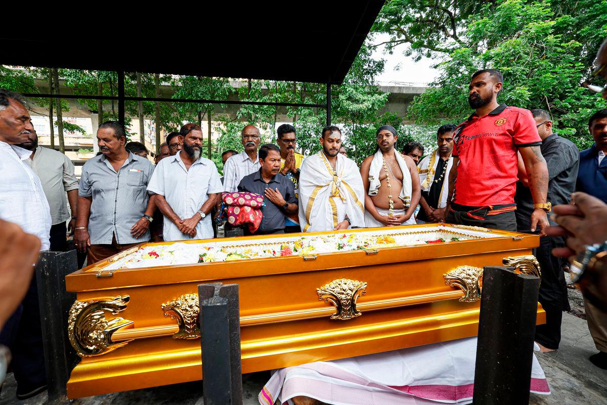 Sharavanahvel, 31, son of the late former Natural Resources and Environment Minister Datuk Seri G. Palanivel, during his father’s funeral ceremony at the Federal Territory Indian Cemetery Organisation, Sentul, today. - BERNAMApix