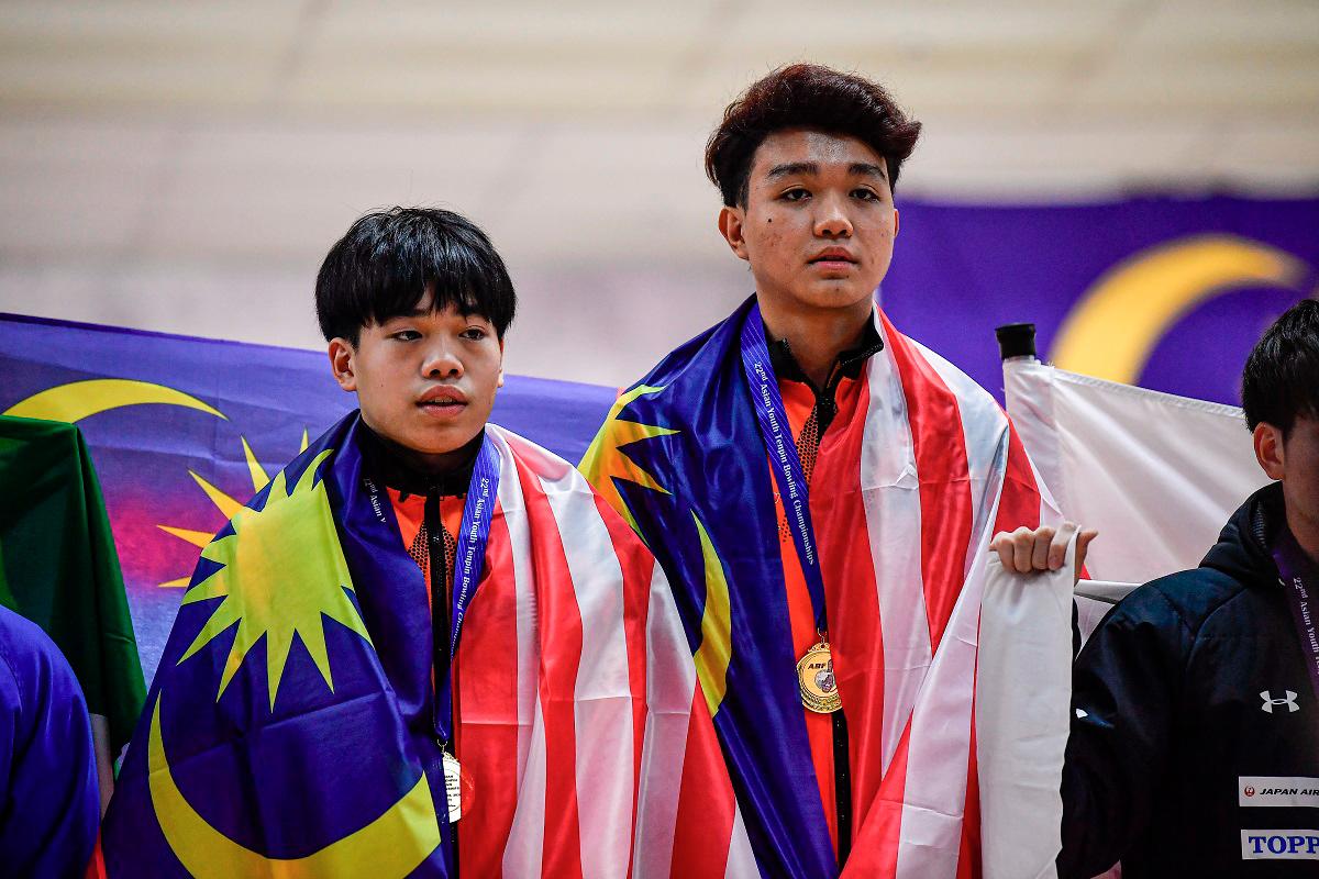 Gandingan Ethan Damien Goh (kiri) dan Muhammad Aiman Syahin menghadiahkan Malaysia pingat emas sulung pada Kejohanan Tenpin Boling Remaja Asia ke-22. - Bernama