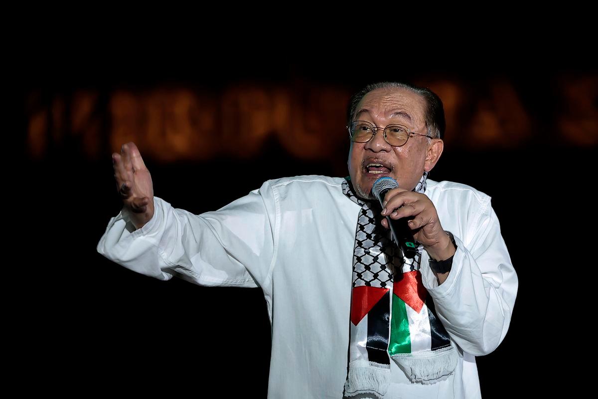 Perdana Menteri Datuk Seri Anwar Ibrahim menyampaikan syarahan khas pada Malam Himpunan dan Selawat Malaysiaku Bersama Gaza sempena Karnival Sumud Nusantara 2025 di Dataran Merdeka malam ini -fotoBERNAMA