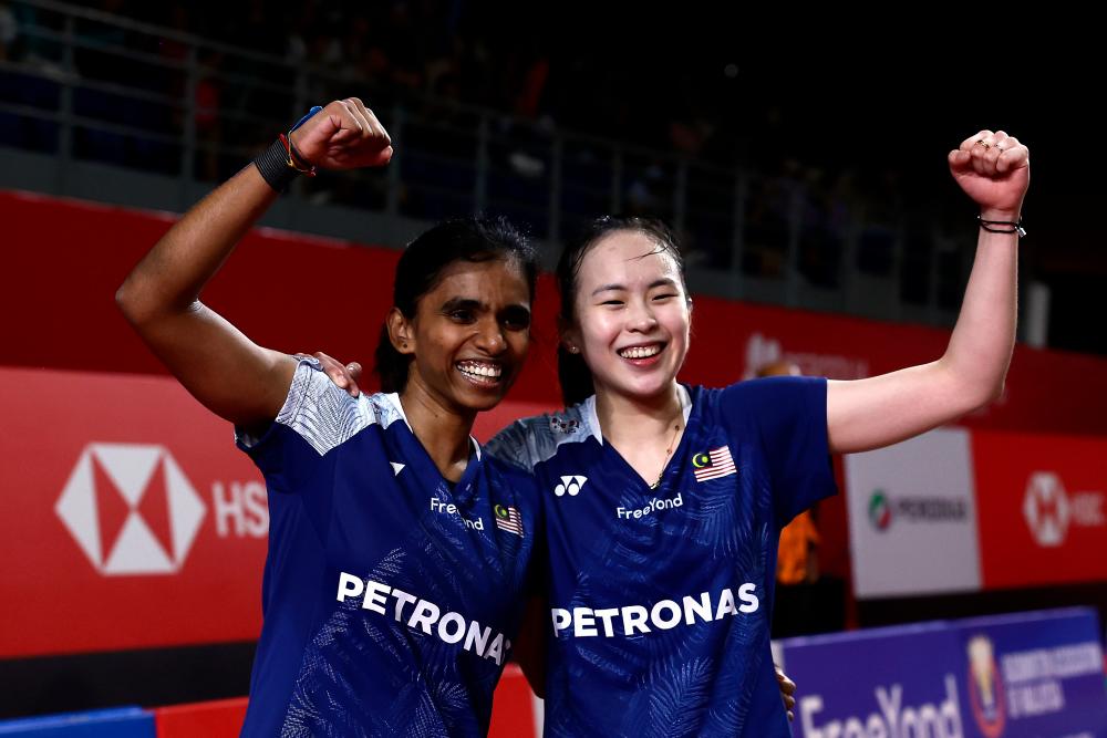 KUALA LUMPUR, May 25 -- The reaction of national doubles athletes Pearly Tan and Thinaah Muralitharan celebrating success after winning their match against Japanese players Rena Miyaura and Ayako Sakuramoto in the second round of the Perodua Malaysia Masters 2023 tournament at Axiata Arena Bukit Jalil today. BERNAMAPIX