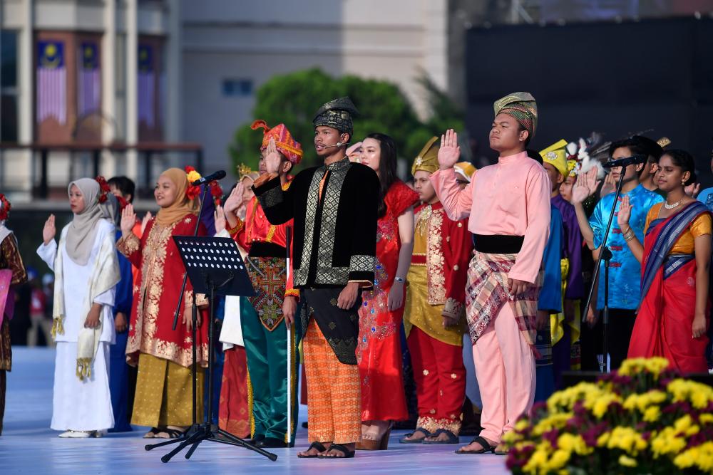 KUALA LUMPUR, 31 Ogos -- Atlet pecut negara, Muhammad Azeem Fahmi mengetuai bacaan ikrar Rukun Negara pada sambutan Hari Kebangsaan 2022 di Dataran Merdeka hari ini. fotoBERNAMA