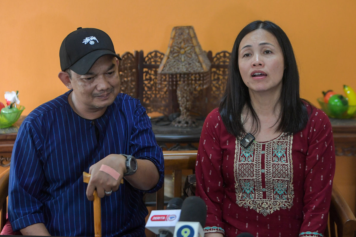 Deputy Minister of Communications, Teo Nie Ching, visits Nico G group member, Mohd Shah Rosli, 50, also known as Dino, during the MADANI Visit Programme in Kampung Baru today. – BERNAMA