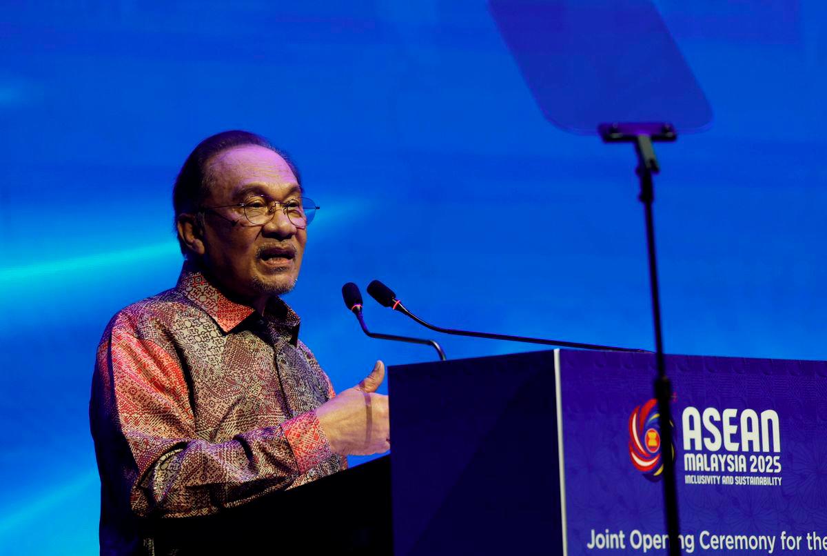 Prime Minister Datuk Seri Anwar Ibrahim delivers his speech at the opening of the 43rd ASEAN Ministers on Energy Meeting (AMEM) and the 25th ASEAN Energy Business Forum (AEBF-25) at the Kuala Lumpur Convention Centre (KLCC) today. - BERNAMA