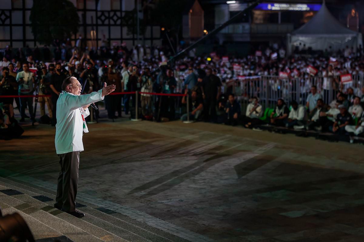 Perdana Menteri Datuk Seri Anwar Ibrahim menyampaikan syarahan khas pada Malam Himpunan dan Selawat Malaysiaku Bersama Gaza sempena Karnival Sumud Nusantara 2025 di Dataran Merdeka malam ini - fotoBERNAMA