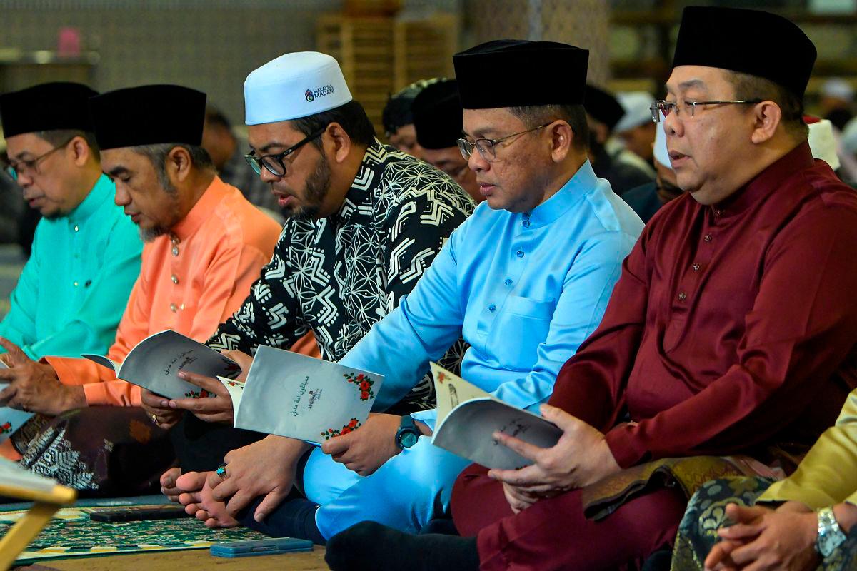 Menteri di Jabatan Perdana Menteri (Hal Ehwal Agama) Datuk Dr Mohd Na’im Mokhtar (dua, kanan) hadir pada Majlis Bacaan Doa Akhir Tahun dan Doa Awal Tahun 1447H sempena Maal Hijrah 1447H/2025M di Masjid Negara hari ini - BERNAMA