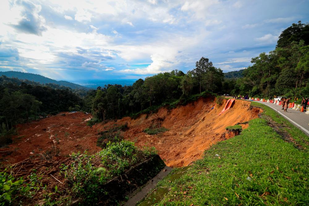 Keadaan tanah runtuh berhampiran tapak perkhemahan di Father's Organic Farm Batang Kali hari ini. fotoBERNAMA