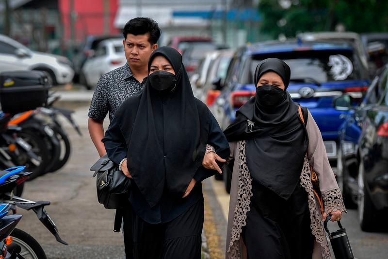 Zayn Rayyan’s parents Zaim Ikhwan Zahari (back) with Ismanira Abdul Manaf (left) - BERNAMApix