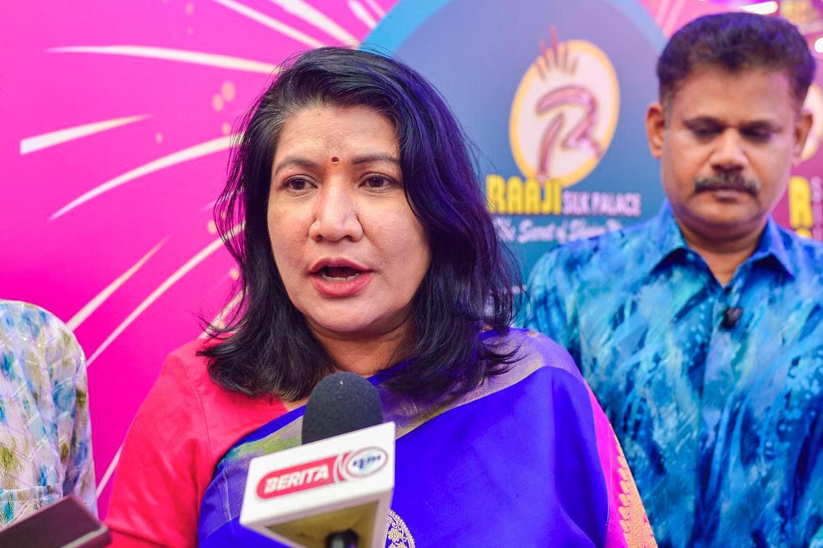Timbalan Menteri Perpaduan Negara, Saraswathy Kandasami ditemui pengamal media selepas perasmian dua pencapaian Malaysia Book of Records oleh Raaji Silk Palace, hari ini. - BERNAMA
