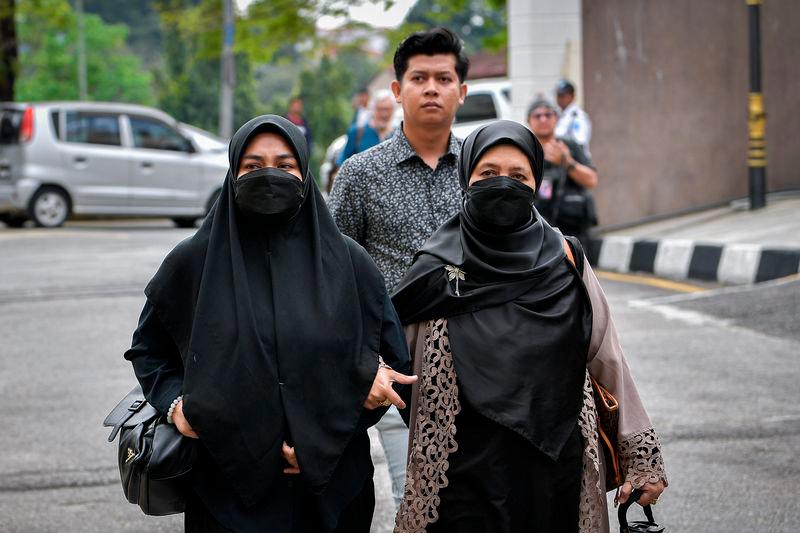 Ibu bapa Zayn Rayyan Abdul Matin, Zaim Ikhwan Zahari (belakang) bersama Ismanira Abdul Manaf (kiri) - BERNAMApix