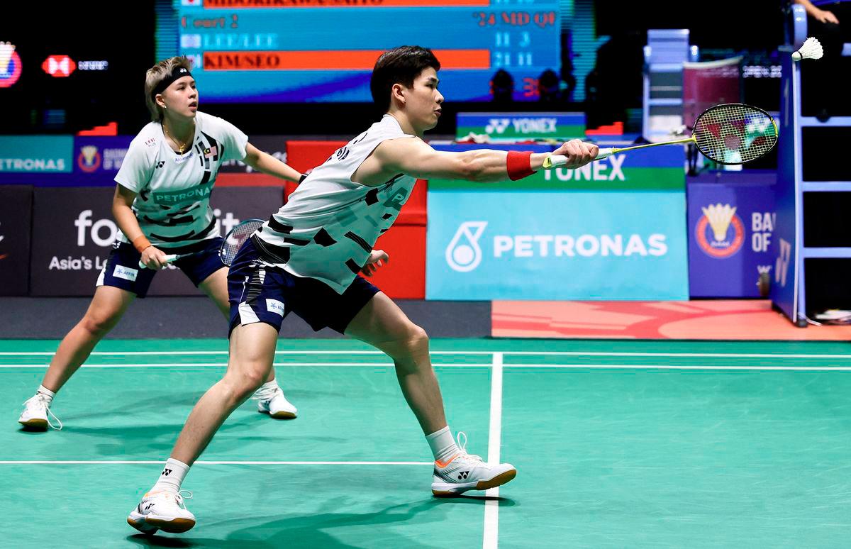 Aksi pasangan beregu campuran negara Chen Tang Jie (kanan) dan Toh Ee Wei. - BERNAMA