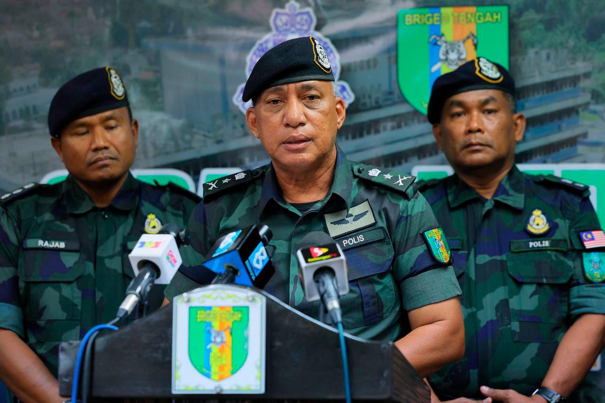 Komander Briged Tengah, SAC Hakemal Hawari (tengah) mengadakan sidang media khas berhubung kejayaan tangkapan dan rampasan melibatkan sindiket penyeludupan migran di bawah Akta ATIPSOM 2007 di Briged Tengah Pasukan Gerakan Am (PGA), Cheras, Kuala Lumpur, hari ini. - BERNAMA