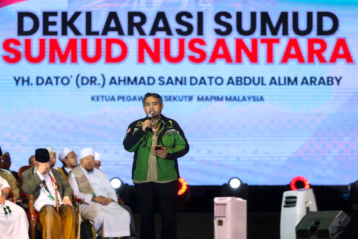 Ketua Pegawai Eksekutif MAPIM Malaysia Datuk Sani Araby Abdul Alim Araby membacakan Deklarasi Samud sempena Karnival Sumud Nusantara 2025 di Dataran Merdeka hari ini -fotoBERNAMA