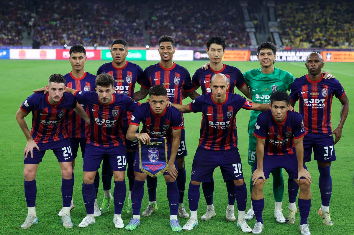 KUALA LUMPUR, 26 April -- Barisan pemain pasukan Johor Darul Ta'zim (JDT) pada perlawanan akhir Piala Malaysia di Stadium Nasional Bukit Jalil pada April 25.