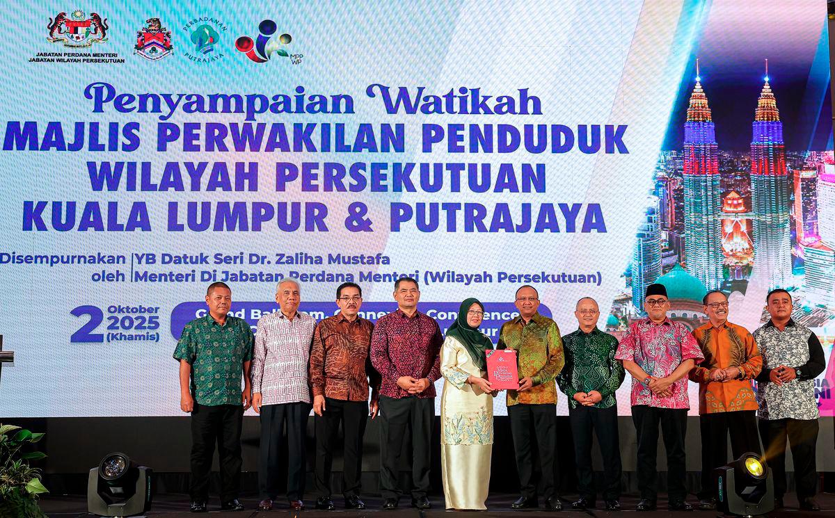 Menteri di Jabatan Perdana Menteri (Wilayah Persekutuan) Datuk Seri Dr Zaliha Mustafa menyampaikan watikah kepada wakil dari 11 parlimen di Wilayah Persekutuan Kuala Lumpur dan 1 parlimen di Wilayah Persekutuan Putrajaya di Nexus Bangsar South City hari ini. - BERNAMA
