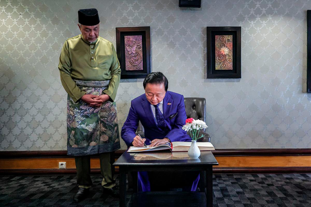 Deputy Prime Minister Datuk Seri Dr Ahmad Zahid Hamidi receives a courtesy call from Vietnamese Deputy Prime Minister Tran Hong Ha at a hotel today, after attending the 46th General Assembly of the ASEAN Inter-Parliamentary Assembly (AIPA-46). - BERNAMA