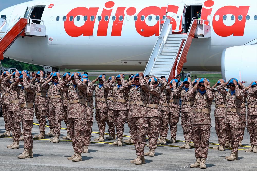 Lebanon-bound Malbatt 850-11 personnel putting on their UN berets at a send-off ceremony at TUDM Subang today. – Bernamapic