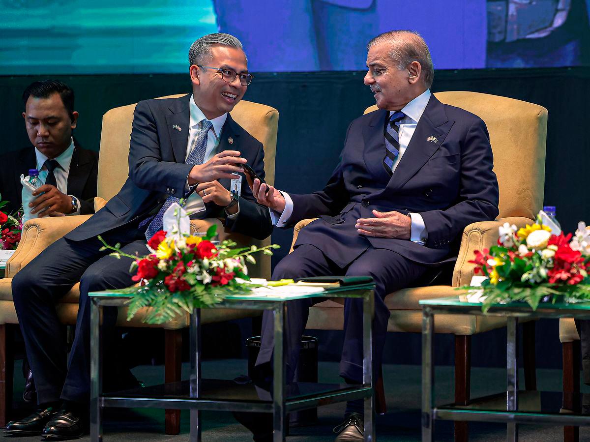 Perdana Menteri Pakistan Muhammad Shehbaz Sharif bersama Menteri Komunikasi Datuk Fahmi Fadzil - BERNAMA