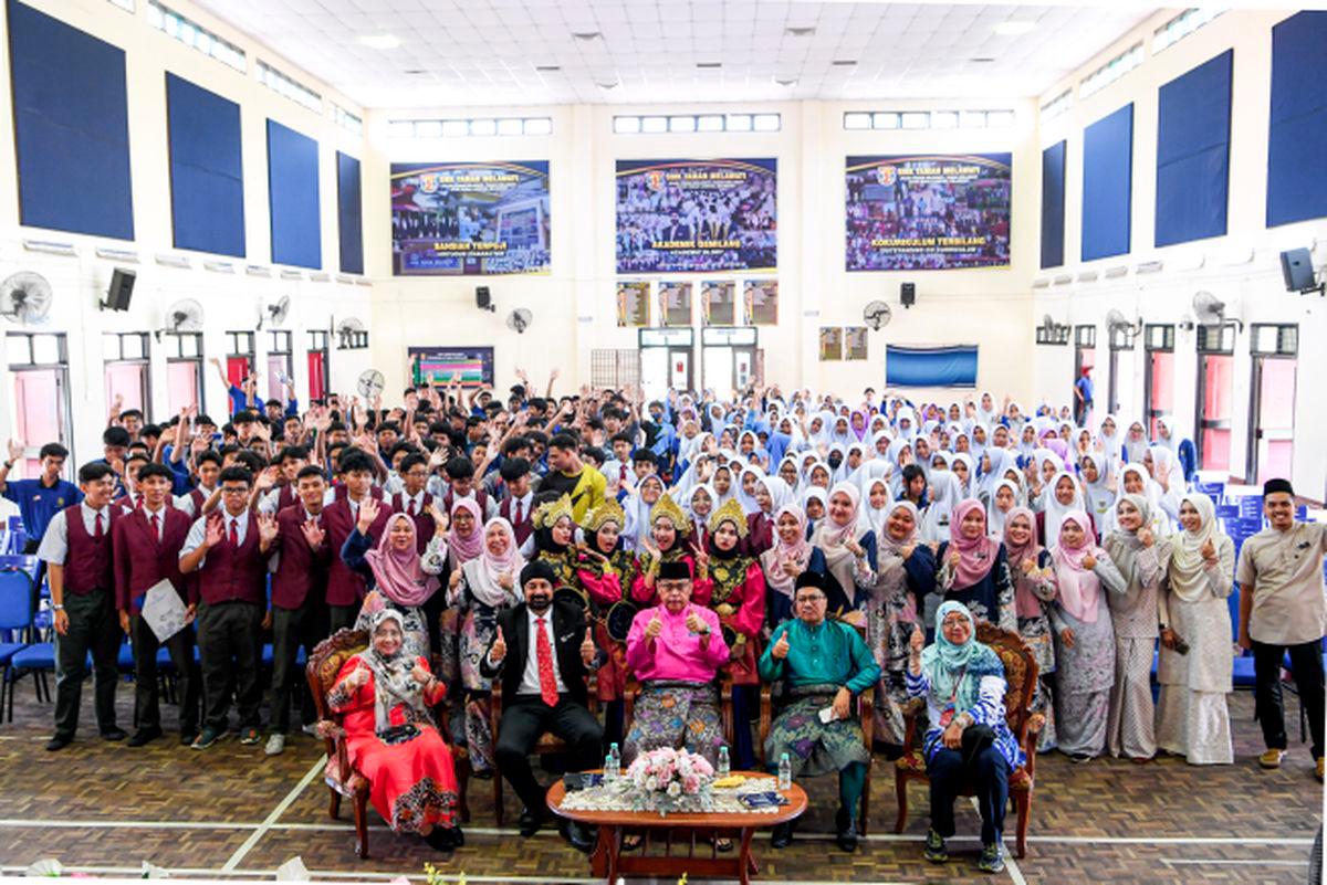 Presiden Angkatan Koperasi Kebangsaan Malaysia Berhad (ANGKASA) Datuk Seri Dr Abdul Fattah Abdullah (depan, tengah) bergambar ketika Majlis Anugerah Pengiktirafan Perolehan RM1 Juta Koperasi Sekolah di Sekolah Menengah Kebangsaan (SMK) Taman Melawati hari ini. - fotoBERNAMA