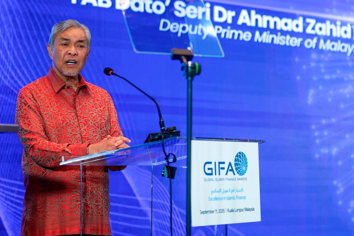 Timbalan Perdana Menteri Datuk Seri Dr Ahmad Zahid Hamidi menyampaikan ucaptama pada Sidang Kemuncak Kewangan Islam Global (GIFS) 2025 di sini hari ini - fotoBERNAMA