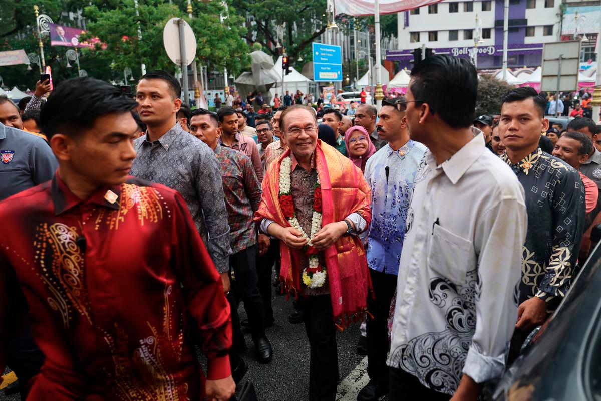Prime Minister Datuk Seri Anwar Ibrahim surveys the Deepavali celebration preparations at Jalan Little India, Brickfields, today. – BERNAMA