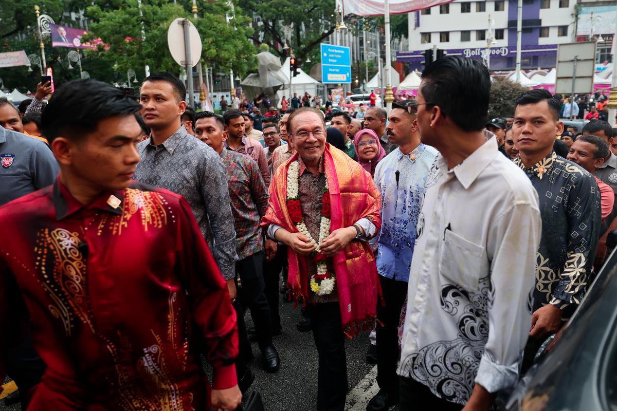 Perdana Menteri, Datuk Seri Anwar Ibrahim, melakukan tinjauan persiapan sempena perayaan Deepavali di Jalan Little India, Brickfields, hari ini. - fotoBERNAMA