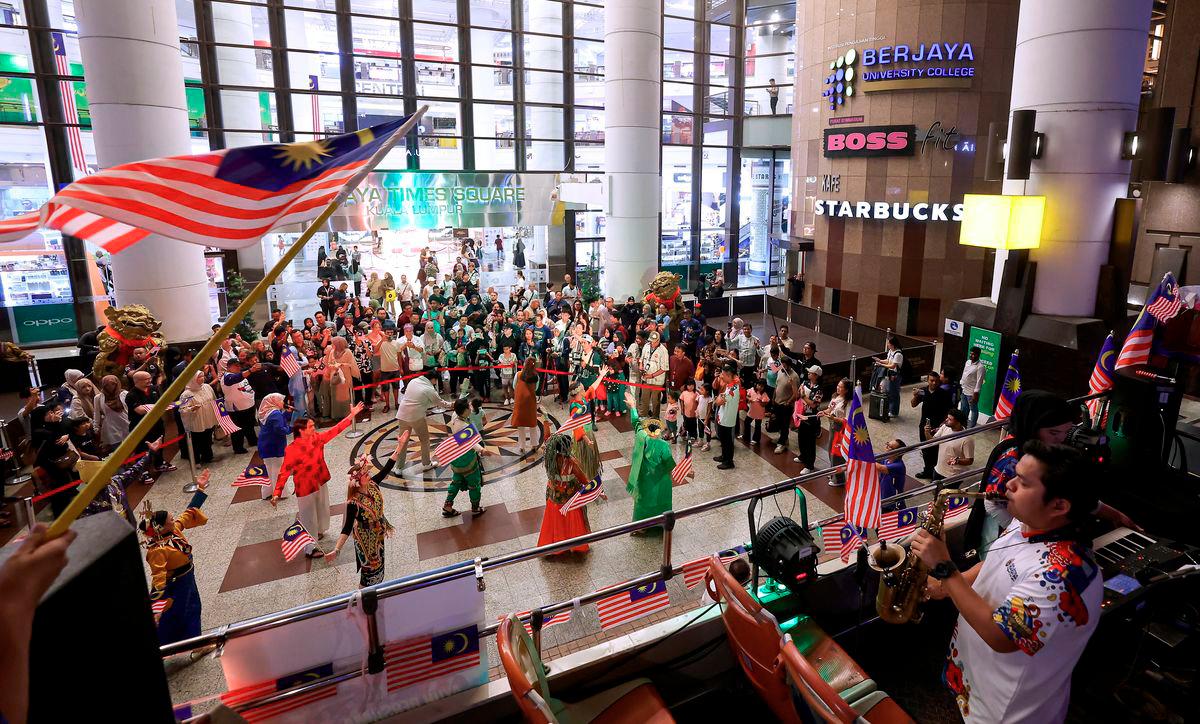 The p-Off (HOHO) was taken on a tour around Kuala Lumpur during the Pentarama Merdeka\@HOHO programme in conjunction with National Day and Malaysia Day (HKHM) at Berjaya Times Square yesterday. – BERNAMA