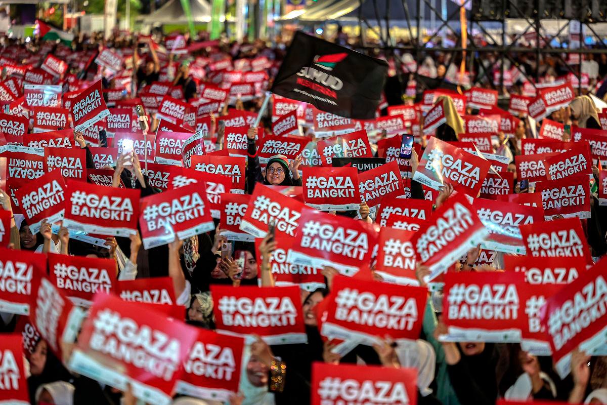 Suasana semasa orang ramai menghadiri Malam Himpunan dan Selawat Malaysiaku Bersama Gaza sempena Karnival Sumud Nusantara 2025 di Dataran Merdeka malam ini - fotoBERNAMA