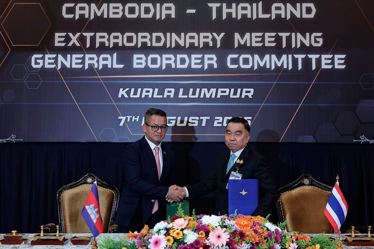 Menteri Pertahanan Kemboja, Jeneral Tea Seiha (kiri), dan Pemangku Menteri Pertahanan Thailand, Jeneral Nattaphon Narkphanit (kanan) - fotoBERNAMA