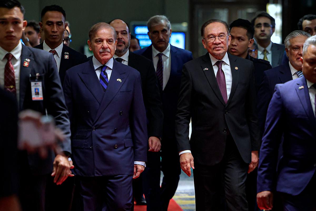 Perdana Menteri Datuk Seri Anwar Ibrahim bersama Perdana Menteri Pakistan Muhammad Shehbaz Sharif tiba di Persidangan Perniagaan dan Pelaburan Pakistan-Malaysia 2025 di sebuah hotel hari ini- BERNAMA