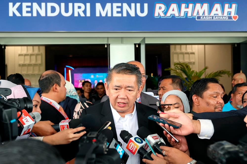 KUALA LUMPUR, March 20 -- Domestic Trade and Cost of Living Minister Datuk Salahuddin Ayub when met by the media after attending the Rahmah Menu Feast at the Parliament Building today. BERNAMAPIX