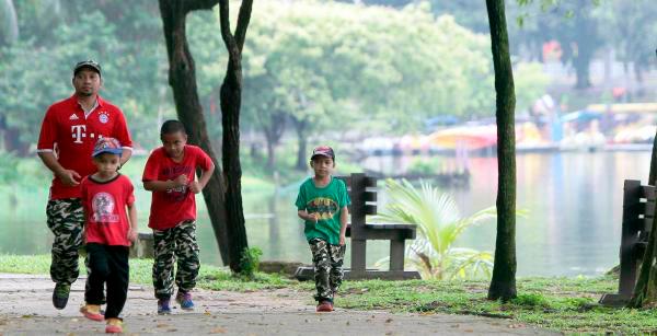 $!A father takes his children for a run at Taman Tasik Shah Alam. – BERNAMAPIX