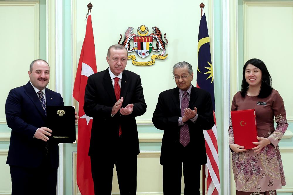 Prime Minister Tun Dr Mahathir Mohamad and Turkish President Recep Tayyip Erdogan (2nd from L) witness the exchange of memorandums of understanding between Malaysia and Turkey in the field of science and technology.Malaysia was represented by Energy, Science, Technology, Environment and Climate Change Minister Yeo Bee Yin (right) while Turkey was represented by its Industry and Technology Minister Mustafa Varank (L). - Bernama