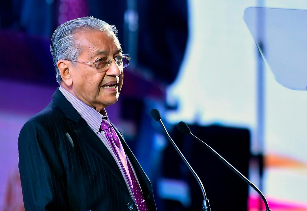 Prime Minister Tun Dr Mahathir Mohamad delivers his opening address for the KL Summit 2019 Welcoming Dinner at a hotel in Kuala Lumpur tonight. - Bernama