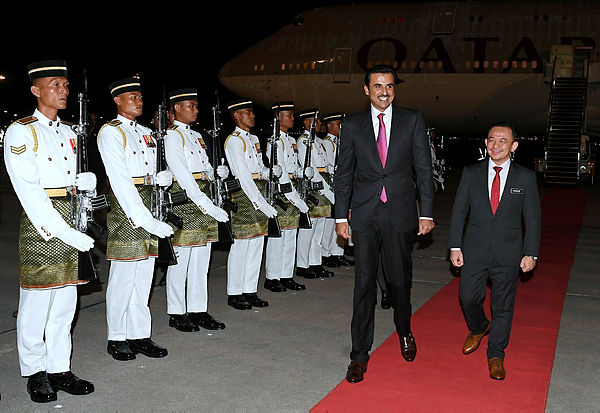 The Emir of Qatar Sheikh Tamim bin Hamad Al-Thani (two, right) arrives at the Kuala Lumpur International Airport yesterday to attend the Kuala Lumpur Summit 2019.His Majesty was greeted on arrival by the Minister of Education Dr Maszlee Malik.