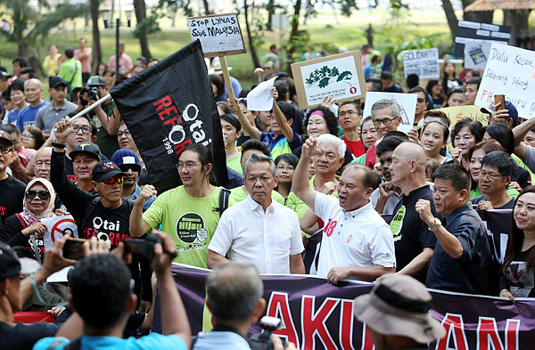 FIlepix taken on Aug 18 shows participants of the anti-Lynas assembly at Tama Gelora on Sunday. — BBXpress