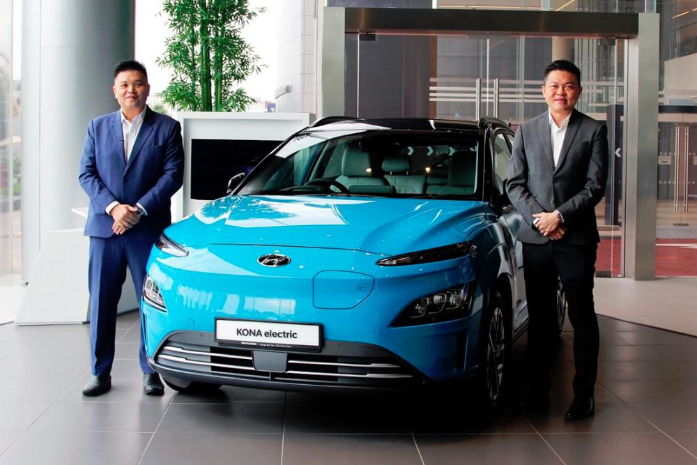 HSDM managing director Low Yuan Lung (left) and Sime Darby Motors Malaysia managing director of retail and distribution Jeffrey Gan, unveiling the Kona Electric.