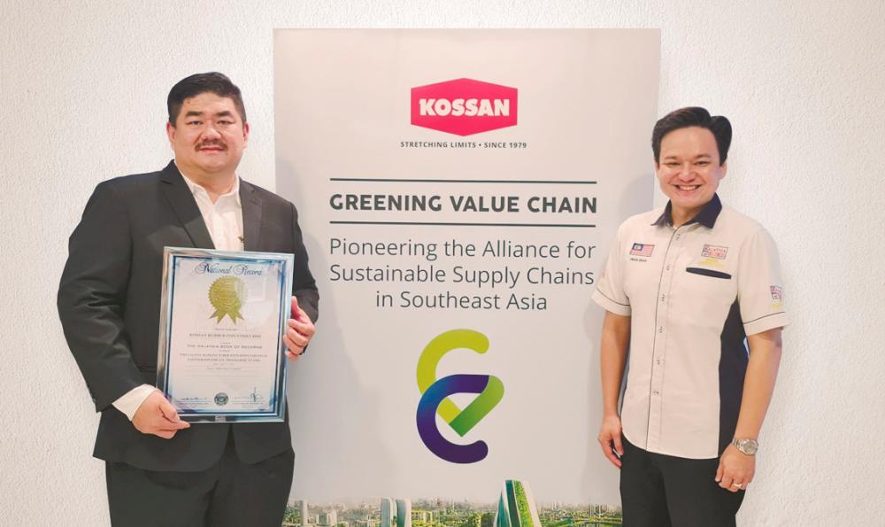 Lawrence Lim (left) with Malaysia Book of Records chief marketing officer Jwan Heah Yeow Hooi at the presentation ceremony.