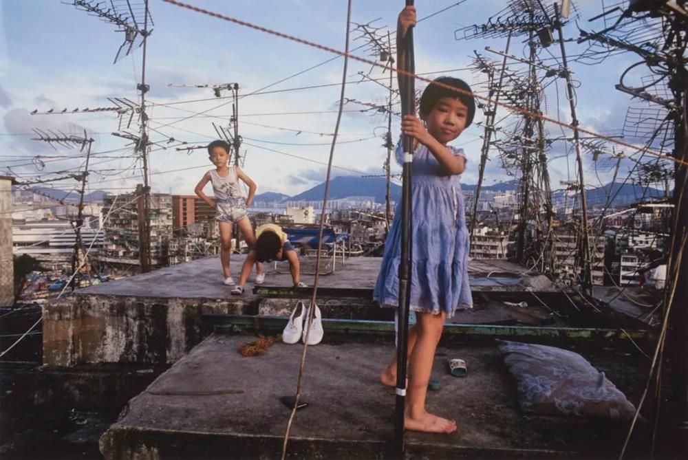 $!Kowloon Walled City – Children on Rooftop by Greg Girard, from the Hong Kong: Here and Beyond exhibition at M+.