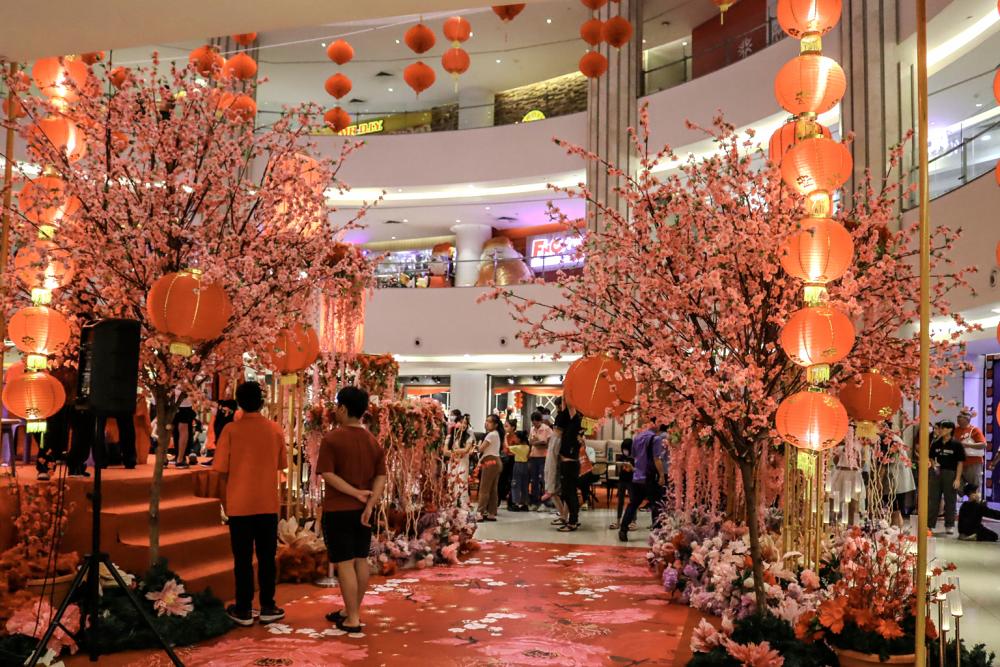 $!Klang Parade emphasises reunion and joy with plum blossoms.