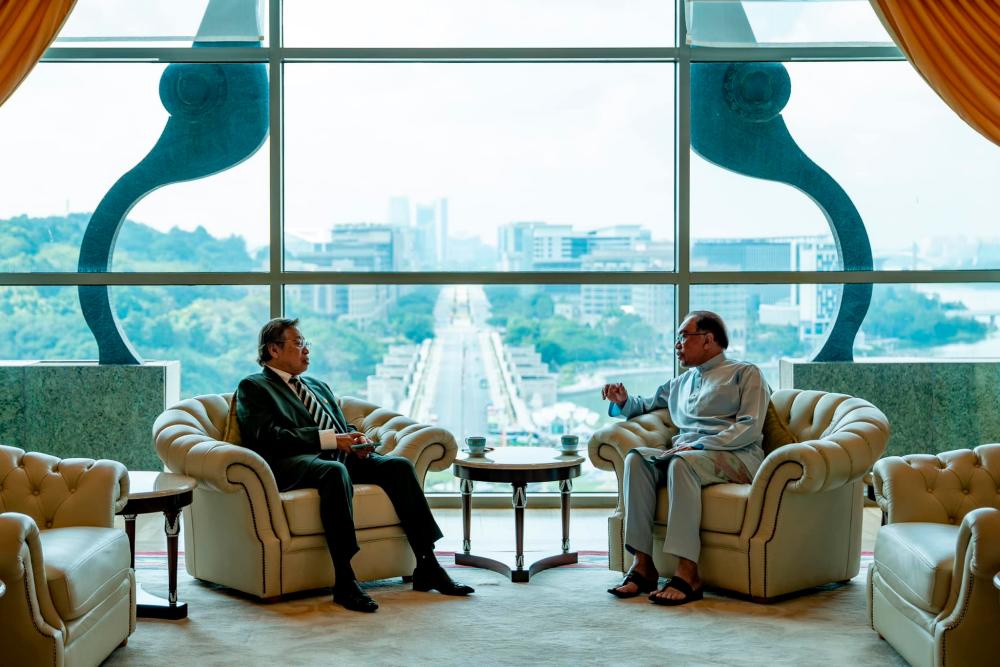 Prime Minister Datuk Seri Anwar Ibrahim (right) and Sarawak Premier Tan Sri Abang Johari Tun Openg (left)– Credits: Official Anwar Ibrahim’s Facebook