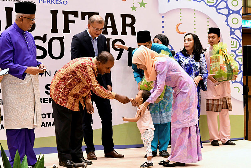 Human Resources Minister M. Kula Segaran (2nd L) presents ‘duit raya’ to an orphaned child, as his deputy Datuk Mahfuz Omar looks on, during Socso’s breaking-of-fast event, on May 29, 2019. — Bernama