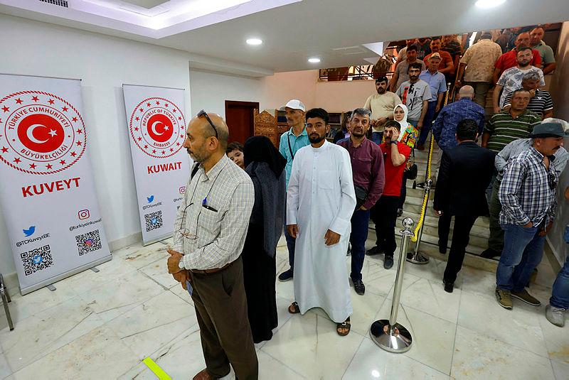 Turkish nationals living in Kuwait line up to vote for the presidential elections at the Turkish embassy in Kuwait City//AFPix