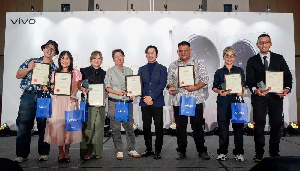 vivo Malaysia brand manager Raymond Teoh (5th from left) with vivo Vision+ Mobile PhotoAwards Malaysia winners.