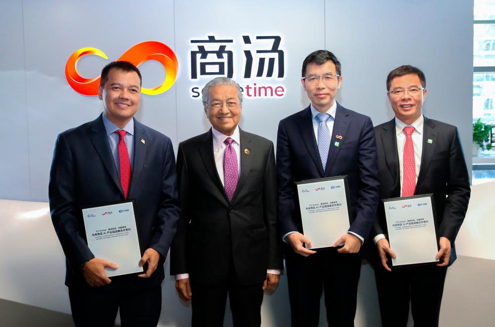From left: Wan Khalik, Mahathir, Tang and CHEC chairman Lin Yi Chong